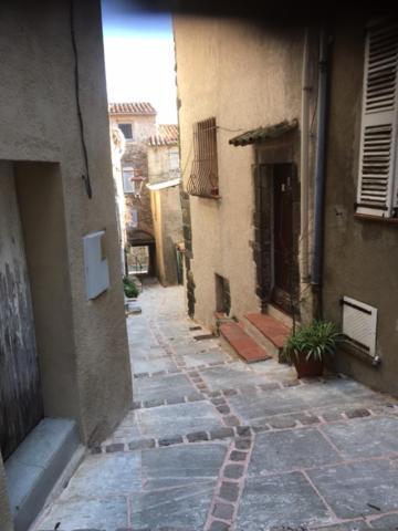 Logement Neuf Centre Du Village Aux Pieds Du Chateau Гримо Экстерьер фото